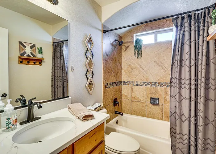 Hot Tub & 4 Mi To Boat Ramp! Havasu Escape * Lake Havasu City